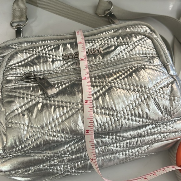 Baggalini Silver Quilted Crossbody Bag/ Fanny Pack - Picture 3 of 5